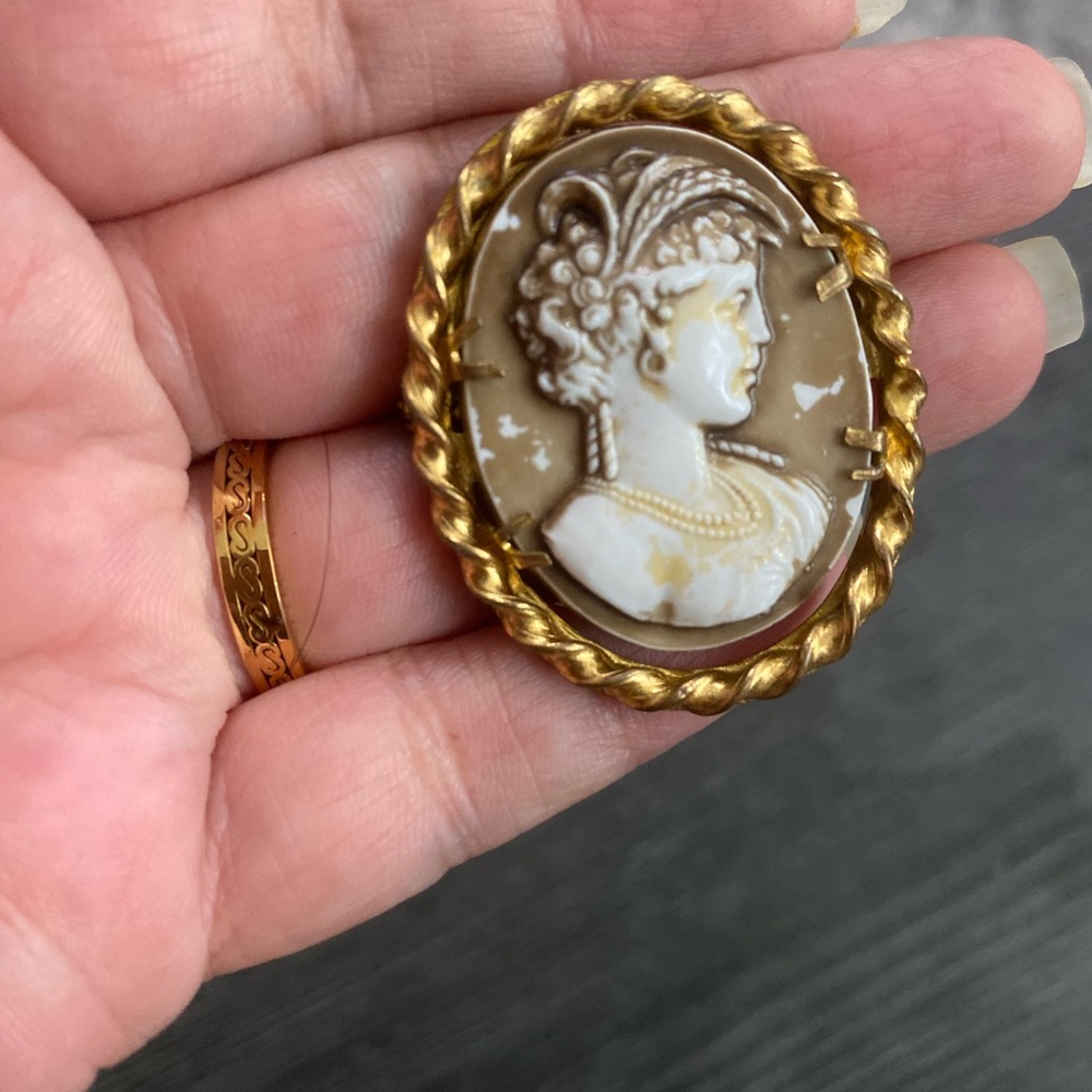 VintageGold  tone Cameo Brooch in Brown and Cream c clasp